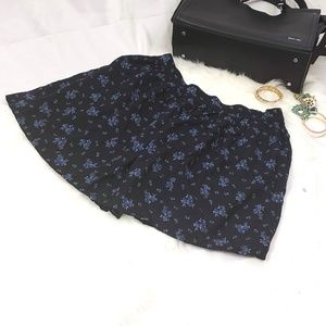 American Eagle Mini Floral Skirt - Size: M